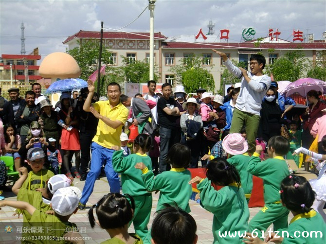 可乐老师与马克老师跳欢快的幼儿舞蹈